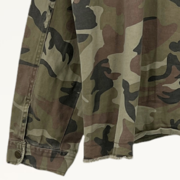 Sanctuary Green Camouflage Snap Front Raw Hem Jacket Shacket Size Large - Picture 5 of 10